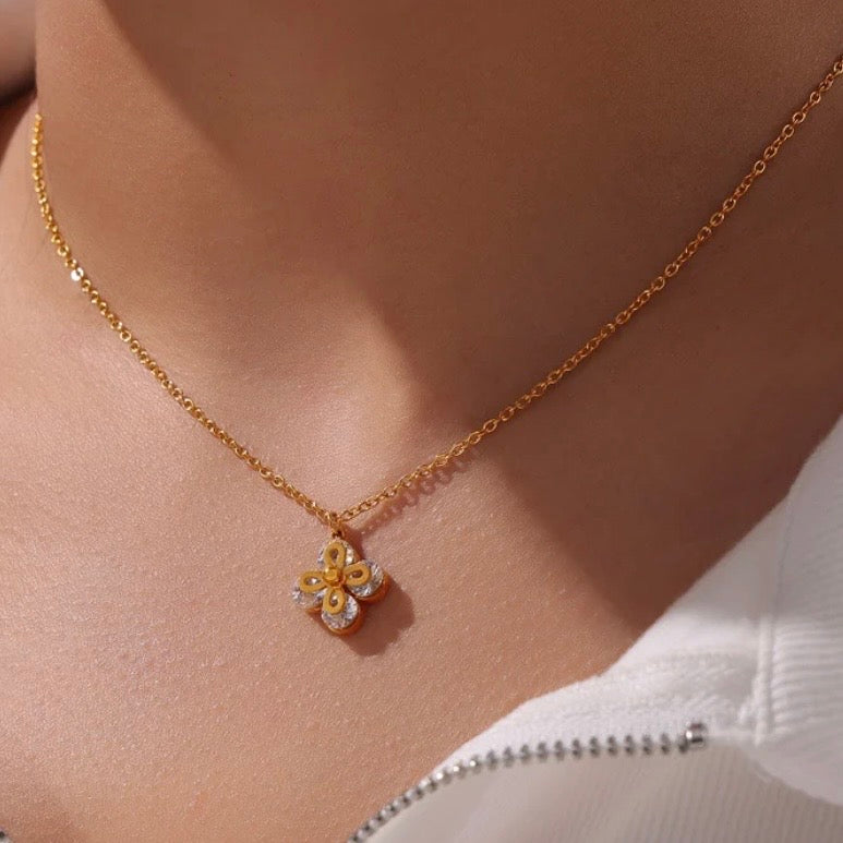 Clover luck necklace