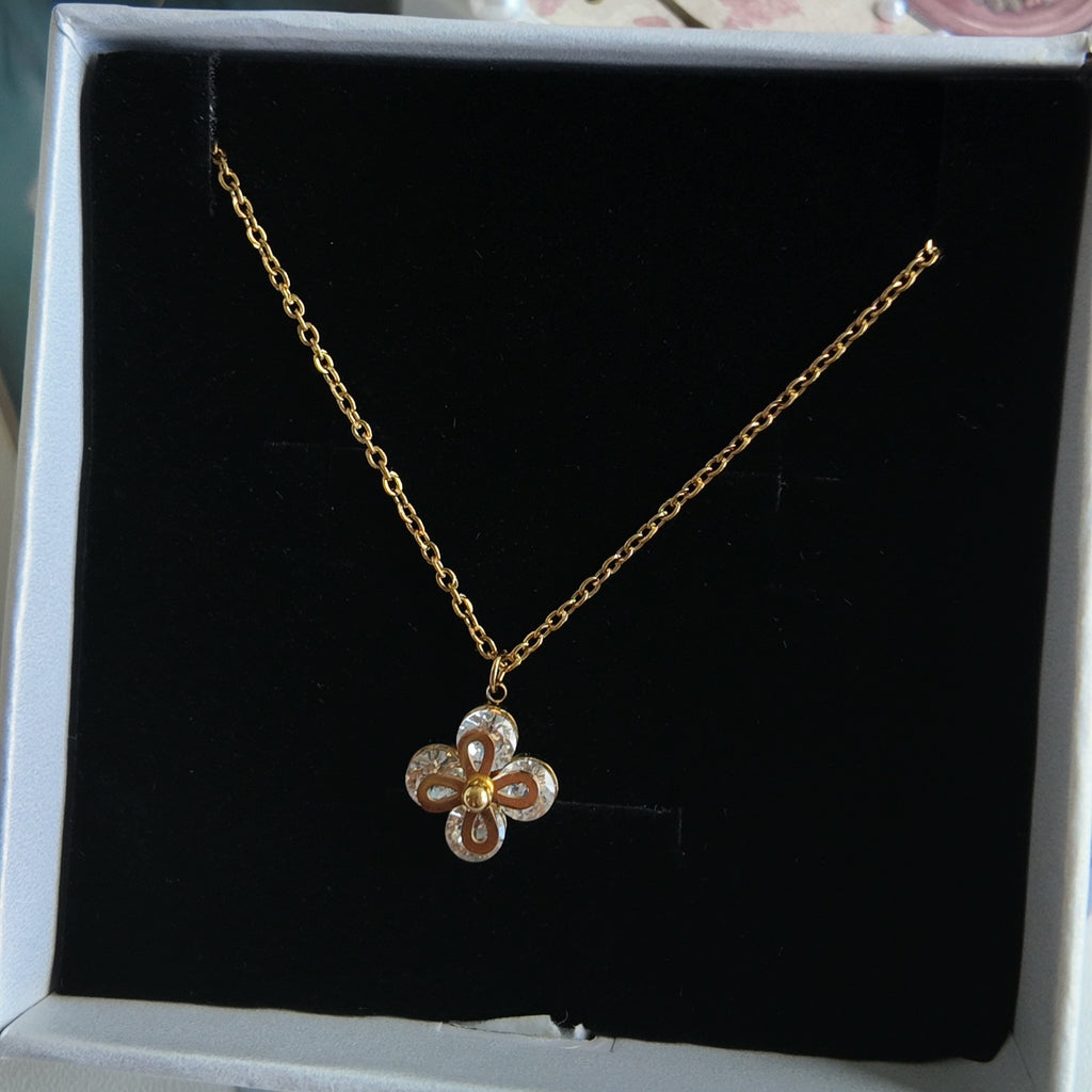 Clover luck necklace