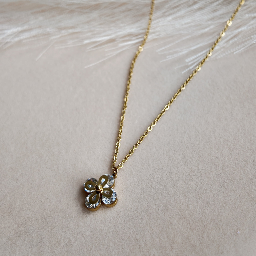 Clover luck necklace